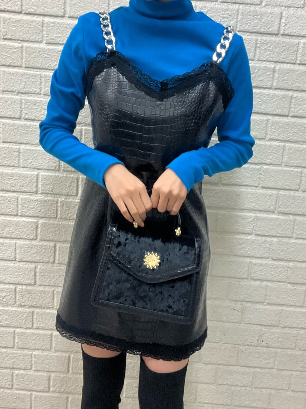 ブラック系のブーツ、ブラック系のワンピース、ブルー系のTシャツ/カットソーを着用したレディースの秋コーディネートの7枚目の写真