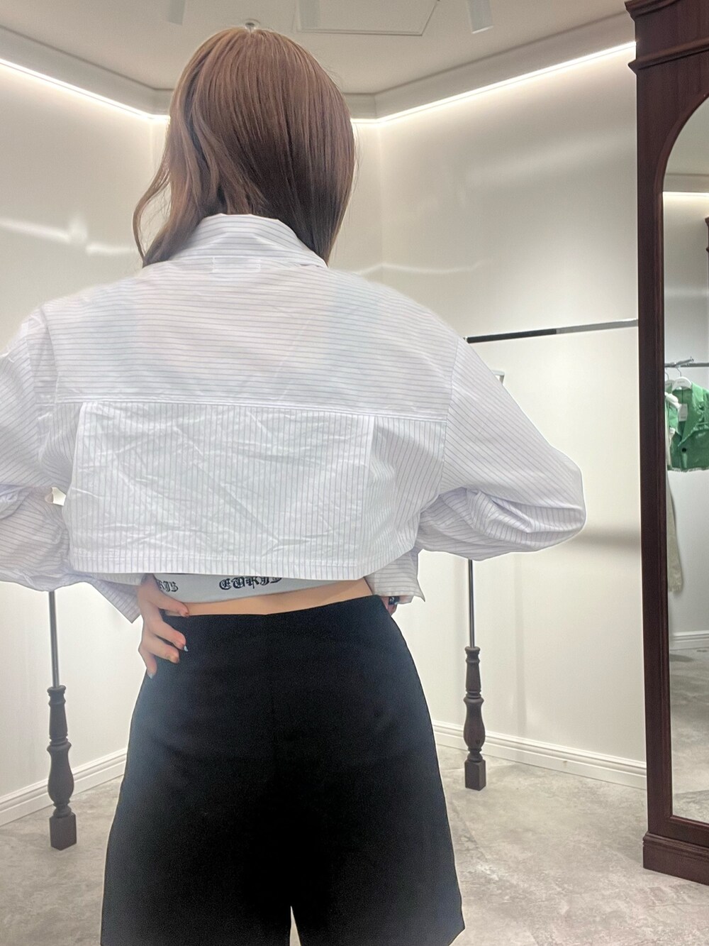 ブラック系のその他パンツ、その他のシャツ/ブラウス、ブラック系のキャミソールを着用したレディースの春コーディネートの4枚目の写真