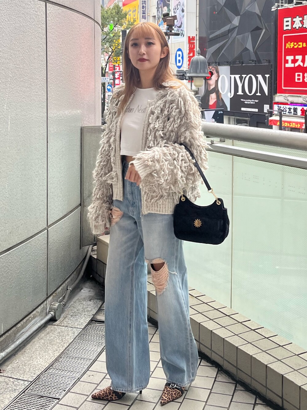 その他のパンプス、ホワイト系のブルゾン、ホワイト系のTシャツ/カットソーを着用したレディースの秋コーディネートの2枚目の写真