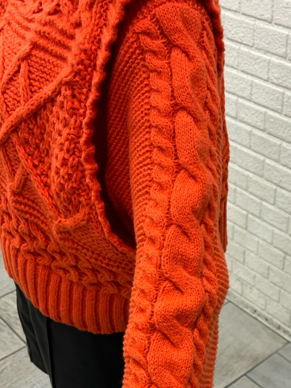 ホワイト系のブーツ、ブラック系のその他パンツ、ホワイト系のニット/セーターを着用したレディースの冬コーディネートの3枚目の写真