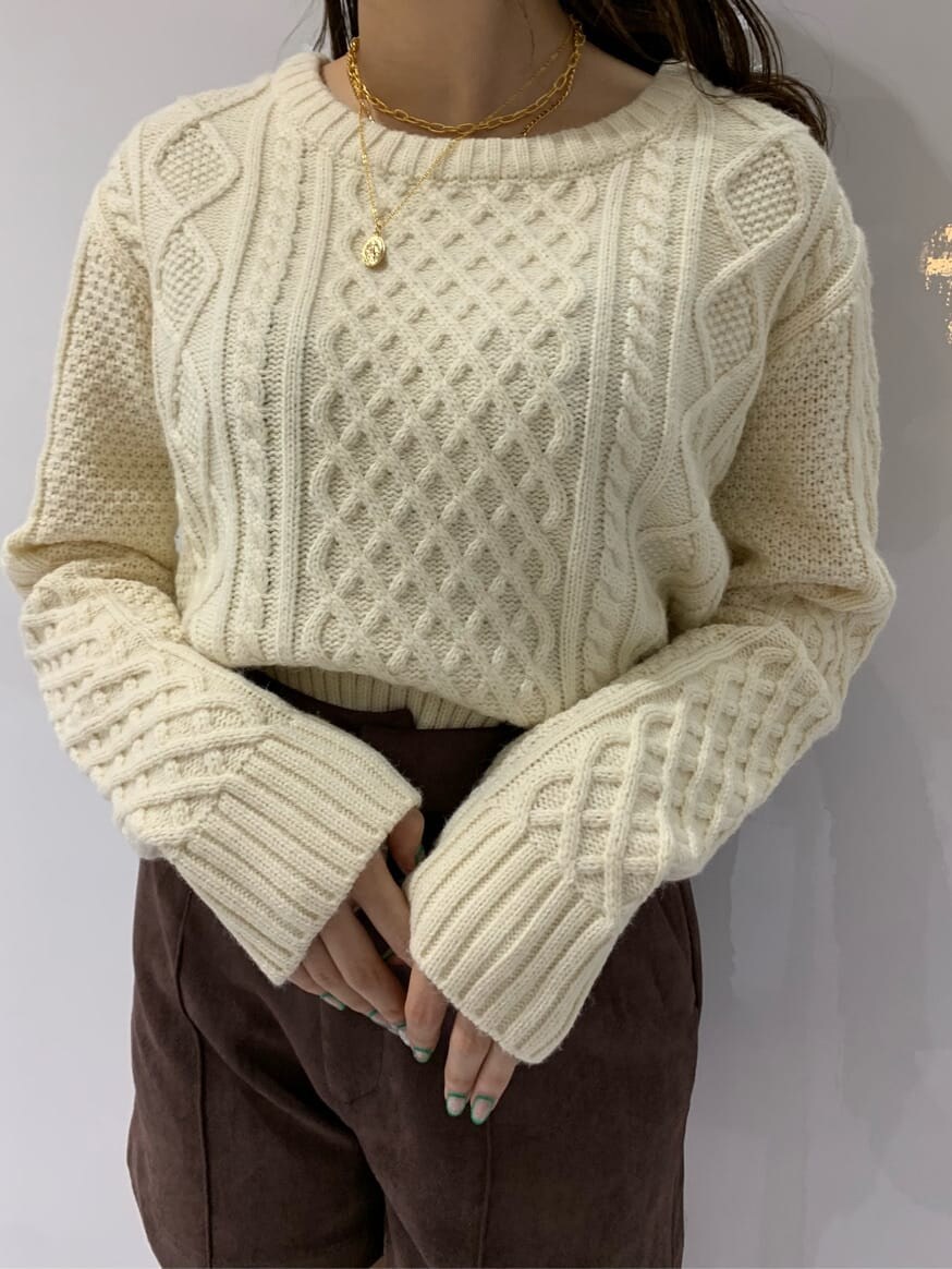 ブラウン系のその他パンツ、ホワイト系のブルゾン、ブラック系のブーツを着用したレディースの冬コーディネートの3枚目の写真