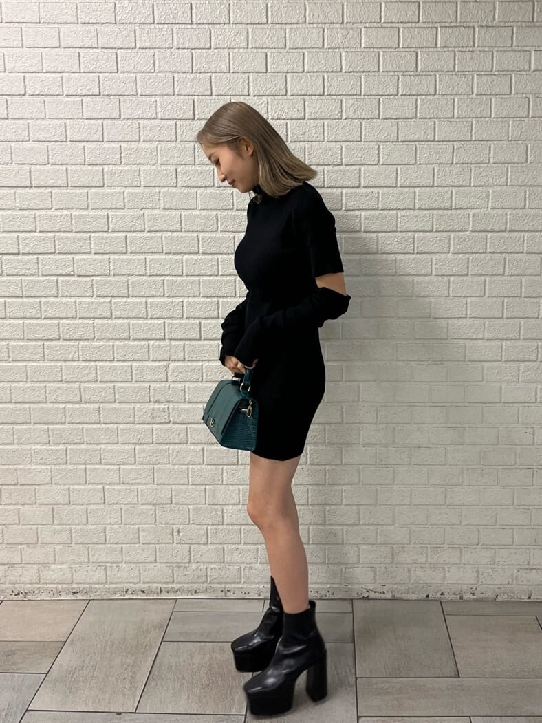 ブルー系のテーラードジャケット、ブラック系のワンピース、ブラック系のブーツを着用したレディースの秋コーディネートの3枚目の写真