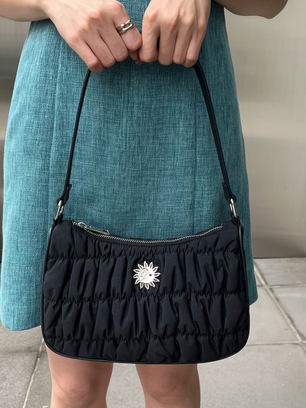 ブラック系のワンピースを着用したレディースの春コーディネートの6枚目の写真