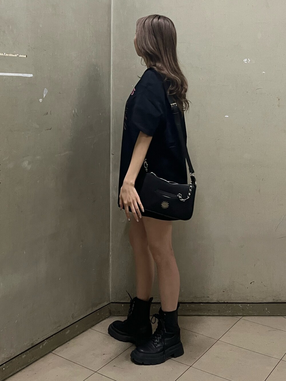 ブラック系のショルダーバッグ、ブラック系のブーツ、ブラック系のTシャツ/カットソーを着用したレディースの春コーディネートの2枚目の写真