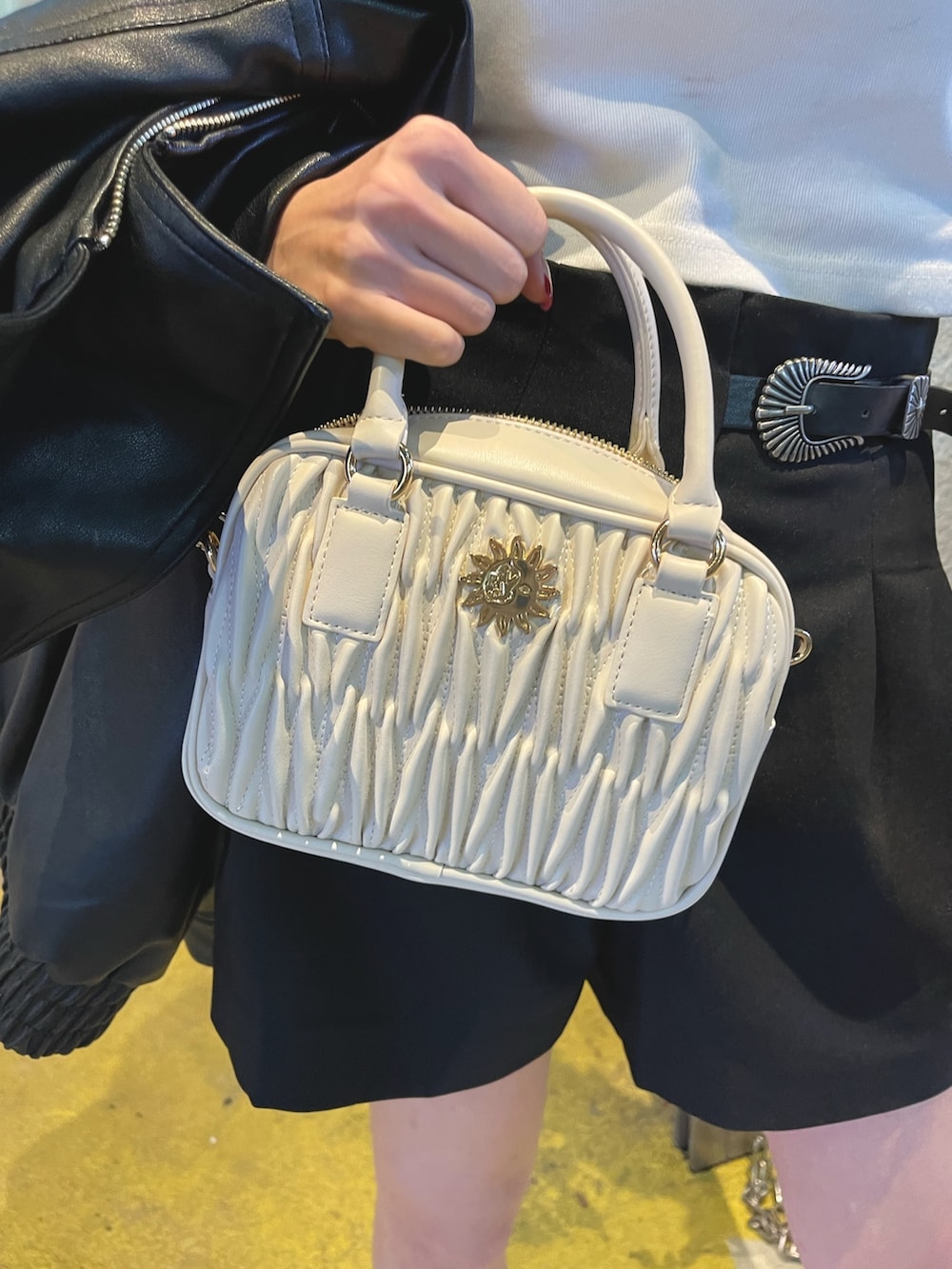 ブラック系のその他パンツ、ブラック系のブルゾン、ホワイト系のブーツを着用したレディースの冬コーディネートの6枚目の写真