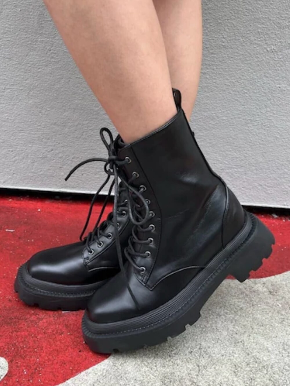 シルバー系のブーツ、ブルー系のワンピース、レッド系のショルダーバッグを着用したレディースの夏コーディネートの5枚目の写真