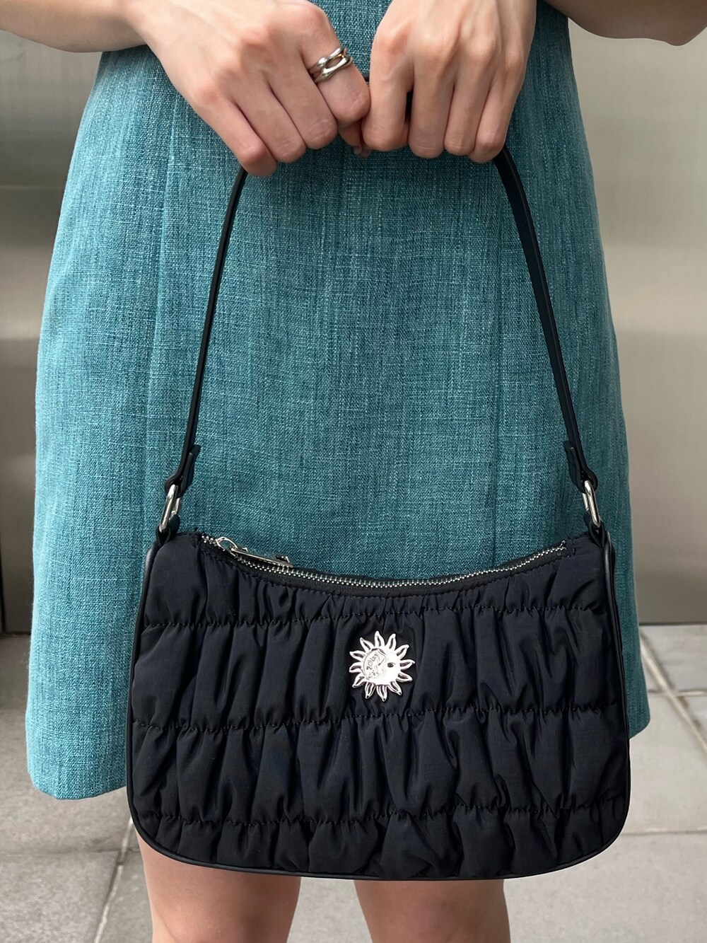 ホワイト系のブーツ、ブルー系のワンピース、シルバー系のネックレスを着用したレディースの春コーディネートの5枚目の写真