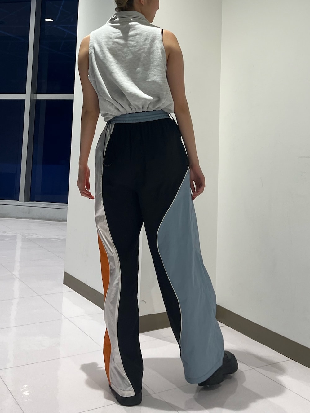 グレー系のTシャツ/カットソー、ブラック系のその他パンツ、シルバー系のブーツを着用したレディースの夏コーディネートの3枚目の写真