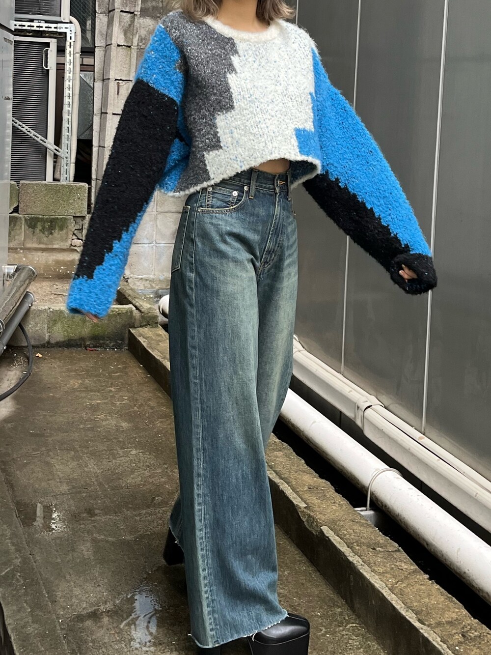 ブルー系のデニムパンツ、ブルー系のニット/セーターを着用したレディースの冬コーディネートの4枚目の写真
