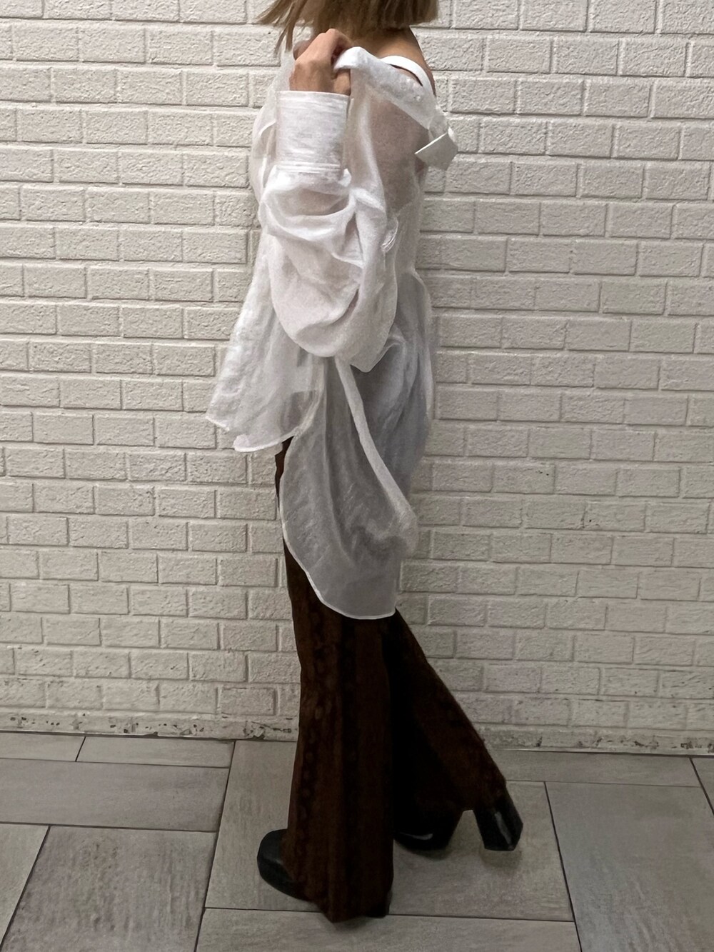 ホワイト系のキャミソール、ブラウン系のその他パンツ、ホワイト系のシャツ/ブラウスを着用したレディースの夏コーディネートの7枚目の写真