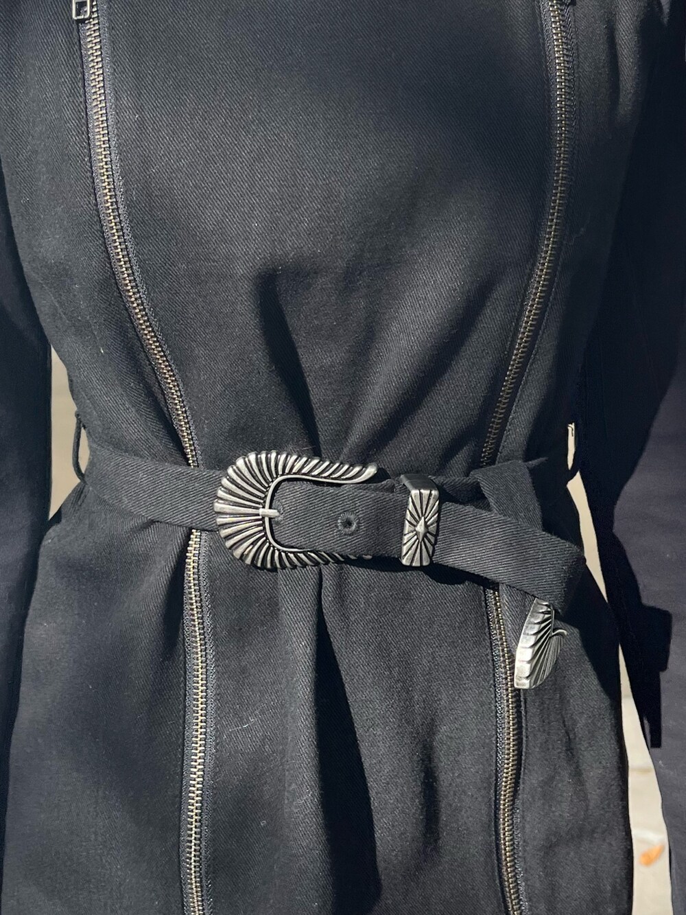 ブラック系のブーツ、ブラック系のワンピースを着用したレディースの冬コーディネートの4枚目の写真