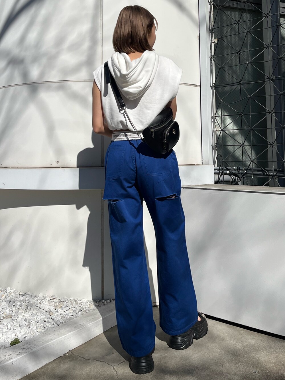 ブルー系のその他パンツ、ホワイト系のサンダル、ホワイト系のスウェットを着用したレディースの春コーディネートの3枚目の写真