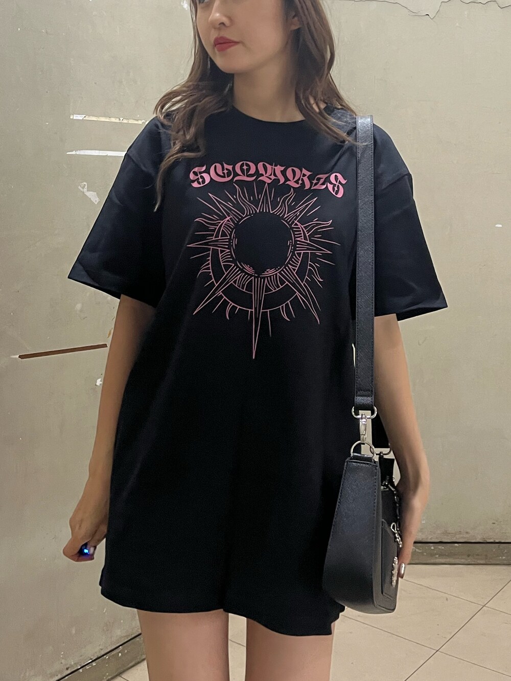 ブラック系のショルダーバッグ、ブラック系のブーツ、ブラック系のTシャツ/カットソーを着用したレディースの春コーディネートの4枚目の写真