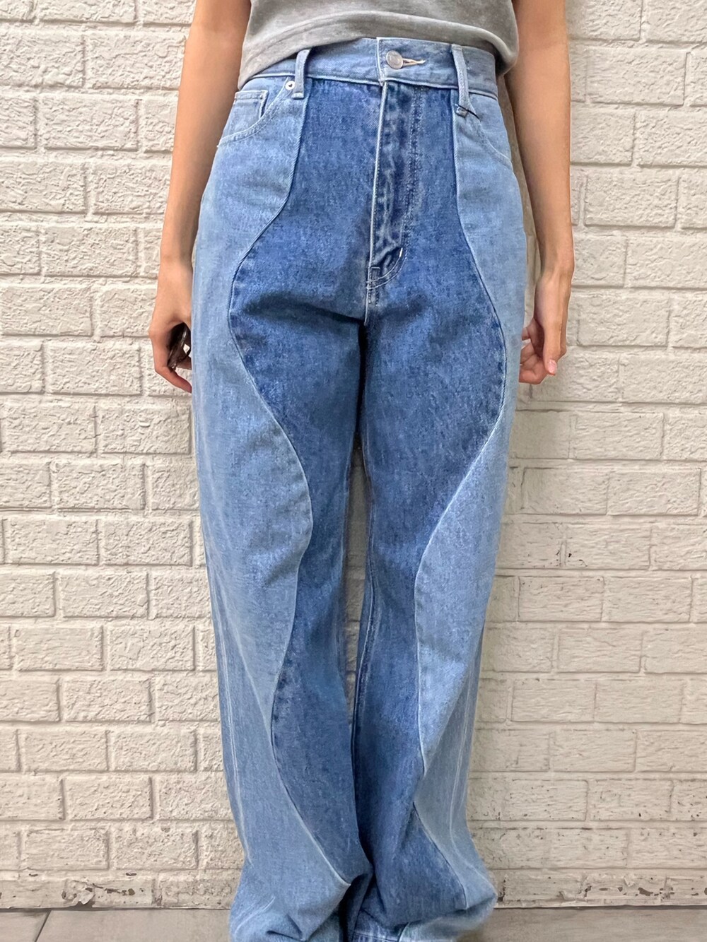 ブルー系のデニムパンツ、ブラック系のサンダル、グレー系のタンクトップを着用したレディースの夏コーディネートの7枚目の写真