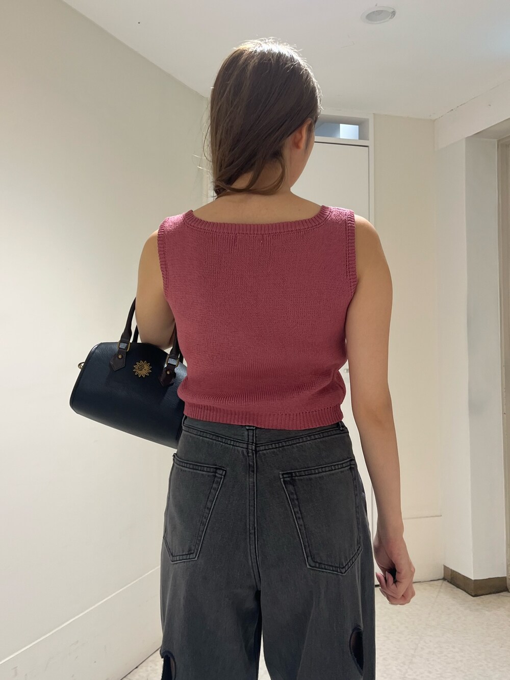 シルバー系のサンダル、ブラック系のデニムパンツ、その他のショルダーバッグを着用したレディースの夏コーディネートの6枚目の写真