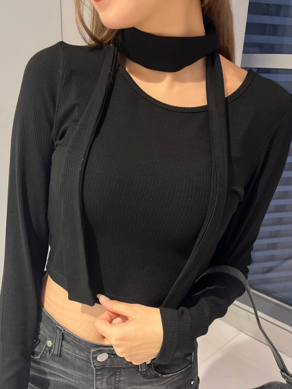 ブラック系のTシャツ/カットソー、ブラック系のブーツ、ブラック系のその他パンツを着用したレディースの秋コーディネートの8枚目の写真