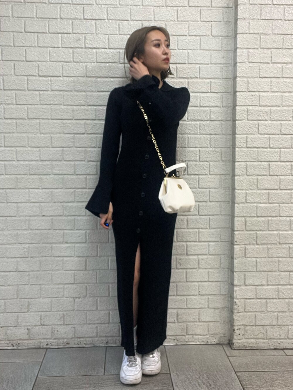 ブラック系のショルダーバッグ、ブラック系のワンピースを着用したレディースの冬コーディネートの3枚目の写真