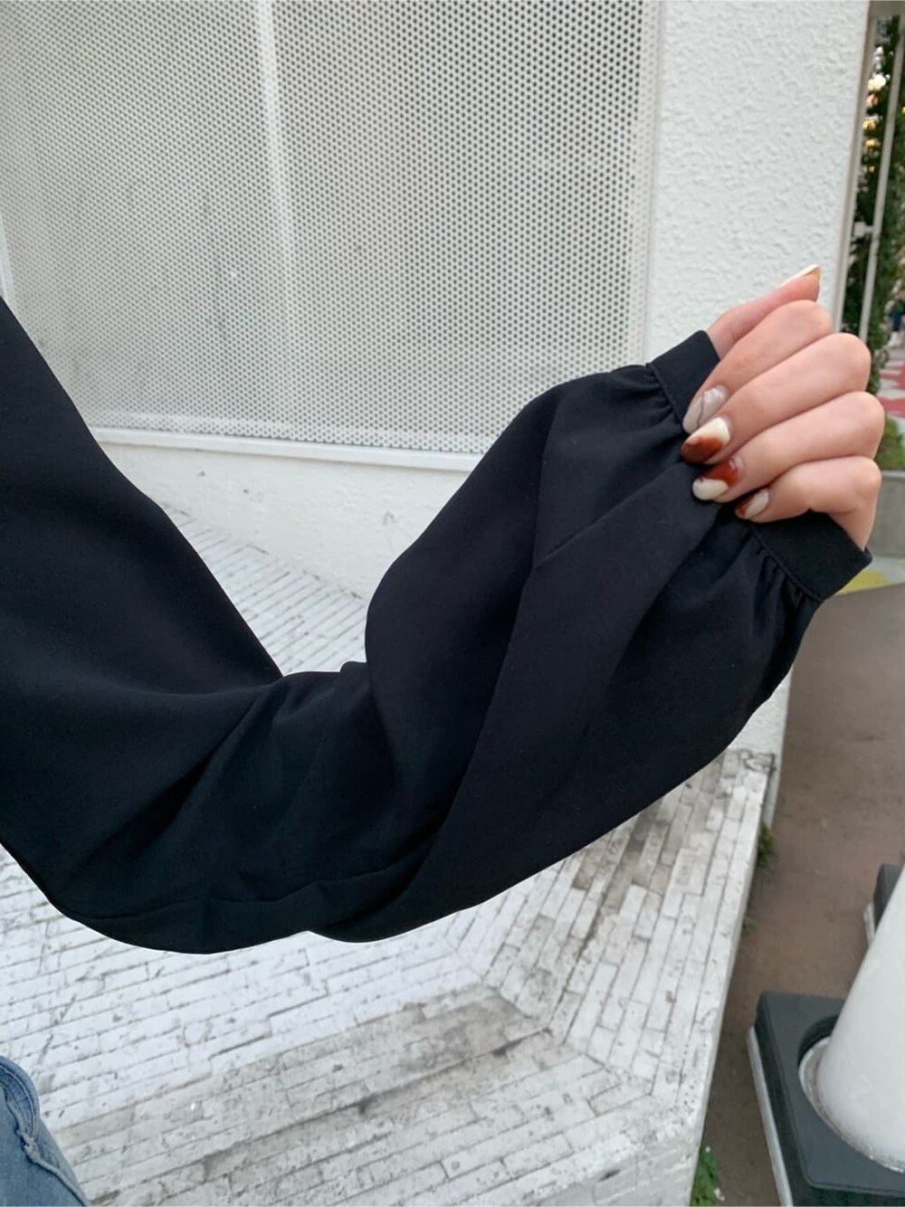 ブラック系のシャツ/ブラウス、ブルー系のデニムスカート、ブラック系のブーツを着用したレディースの冬コーディネートの6枚目の写真