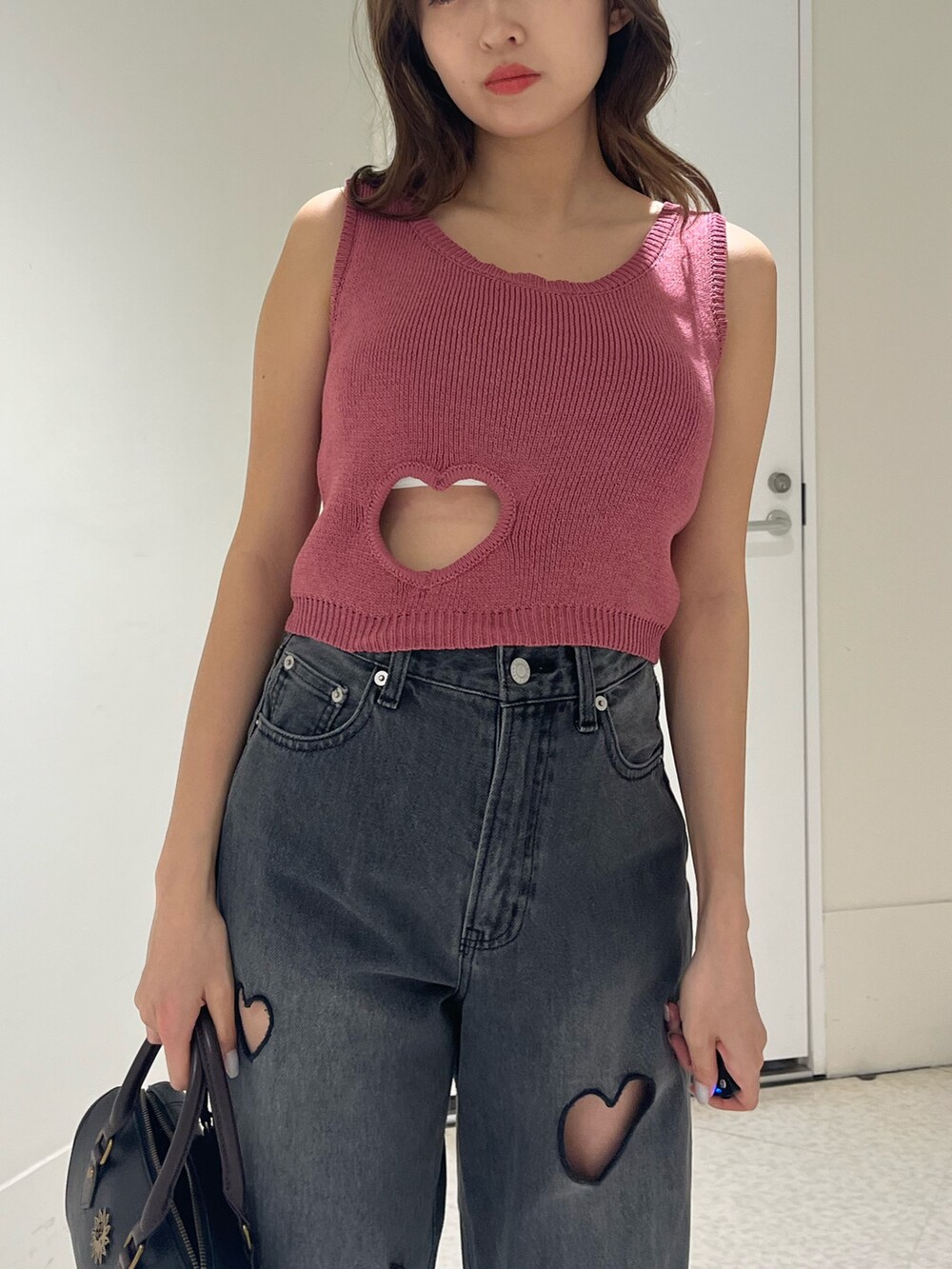 シルバー系のサンダル、ブラック系のデニムパンツ、その他のショルダーバッグを着用したレディースの夏コーディネートの5枚目の写真