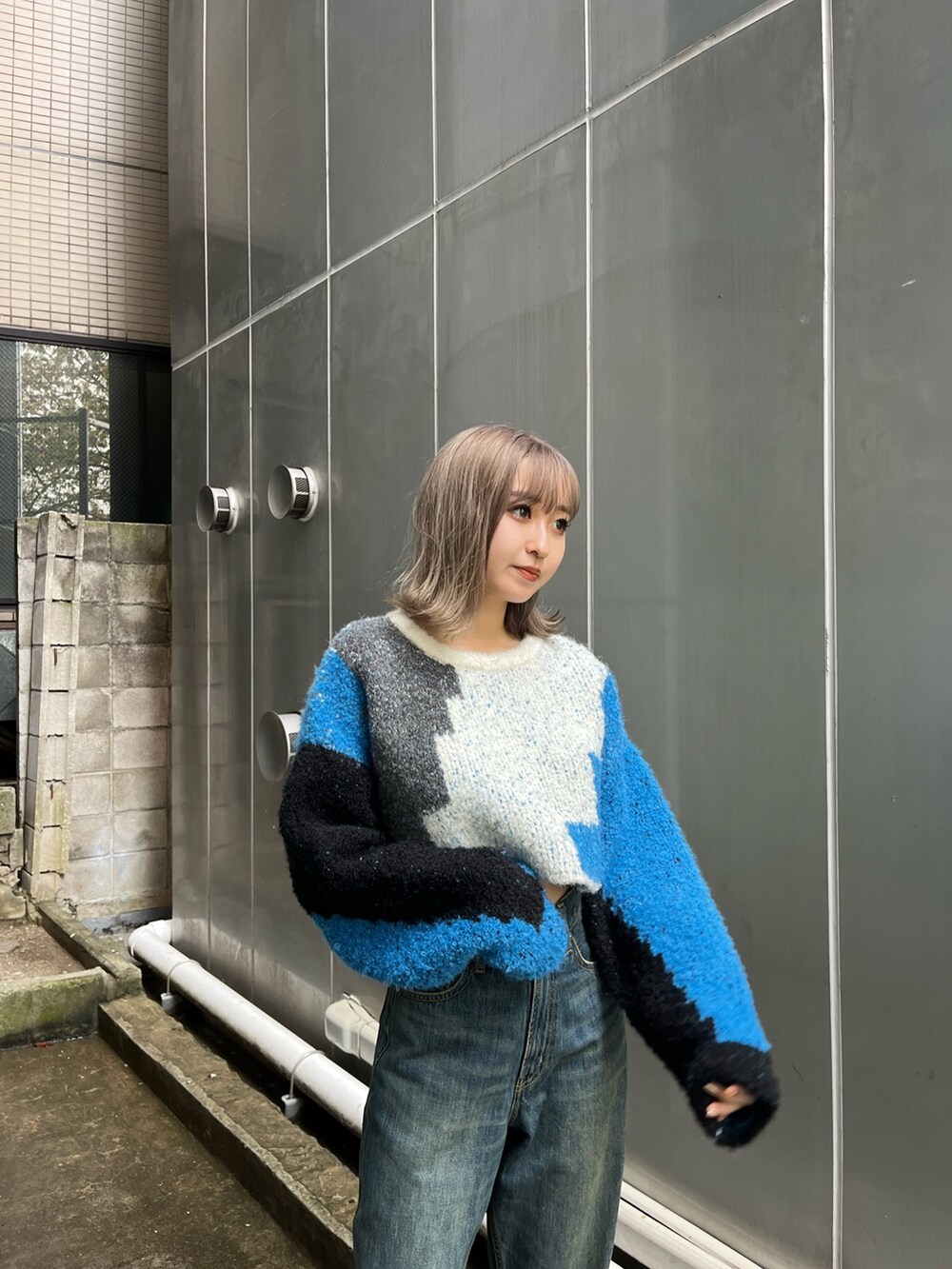 ブルー系のデニムパンツ、ブルー系のニット/セーターを着用したレディースの冬コーディネートの6枚目の写真