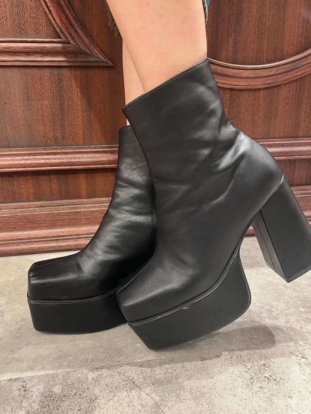 ホワイト系のブルゾン、グレー系のワンピース、ブルー系のショルダーバッグを着用したレディースの秋コーディネートの9枚目の写真