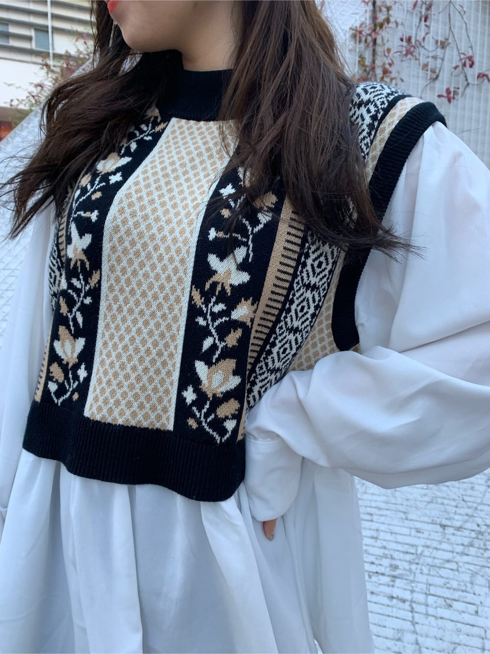 ホワイト系のショルダーバッグ、ブラック系のブーツ、ブラック系のシャツ/ブラウスを着用したレディースの冬コーディネートの3枚目の写真