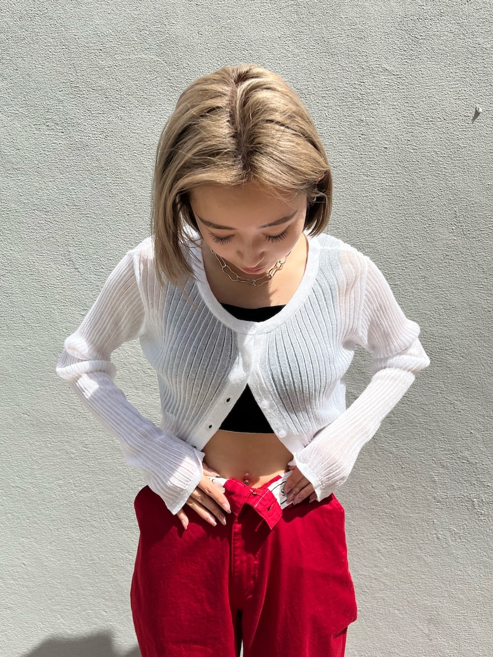 ブラック系のキャミソール、ブルー系のその他パンツ、ホワイト系のブーツを着用したレディースの春コーディネートの5枚目の写真