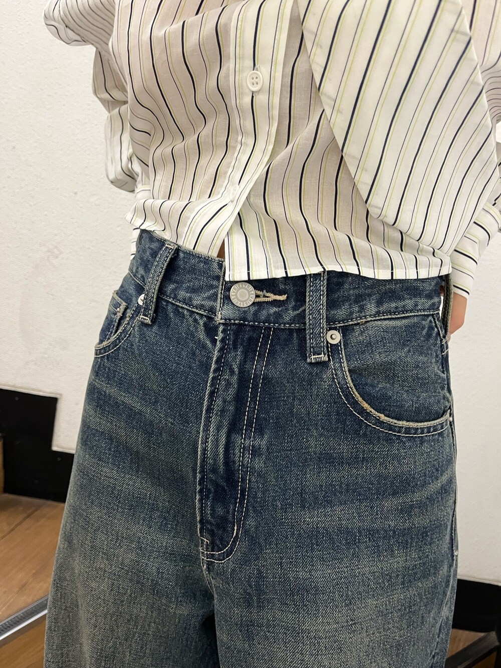 ブラック系のショルダーバッグ、ブラック系のブーツ、ホワイト系のシャツ/ブラウスを着用したレディースの冬コーディネートの9枚目の写真