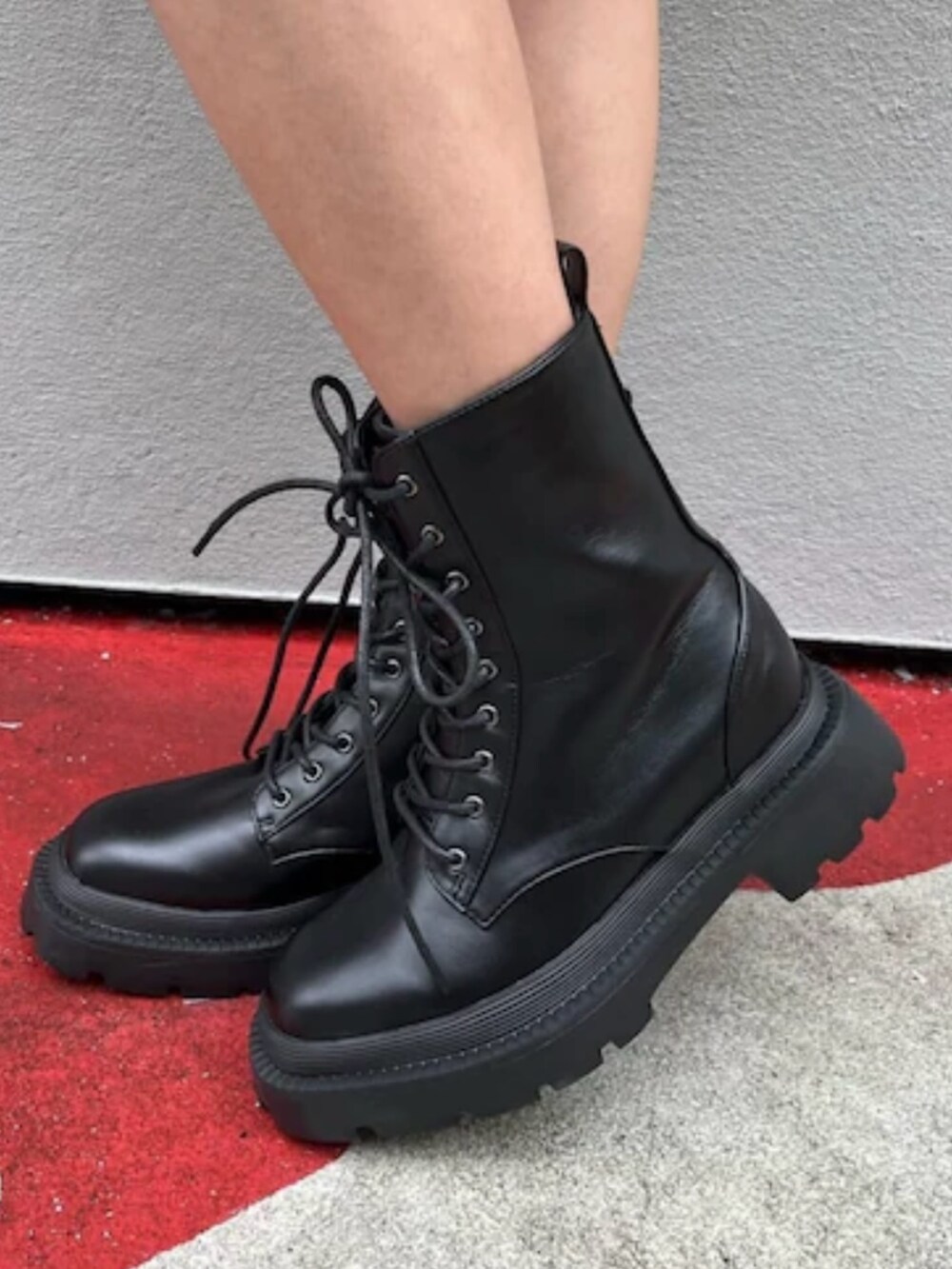 ブラック系のワンピース、ブラック系のハンドバッグ、ブラック系のブーツを着用したレディースの夏コーディネートの5枚目の写真