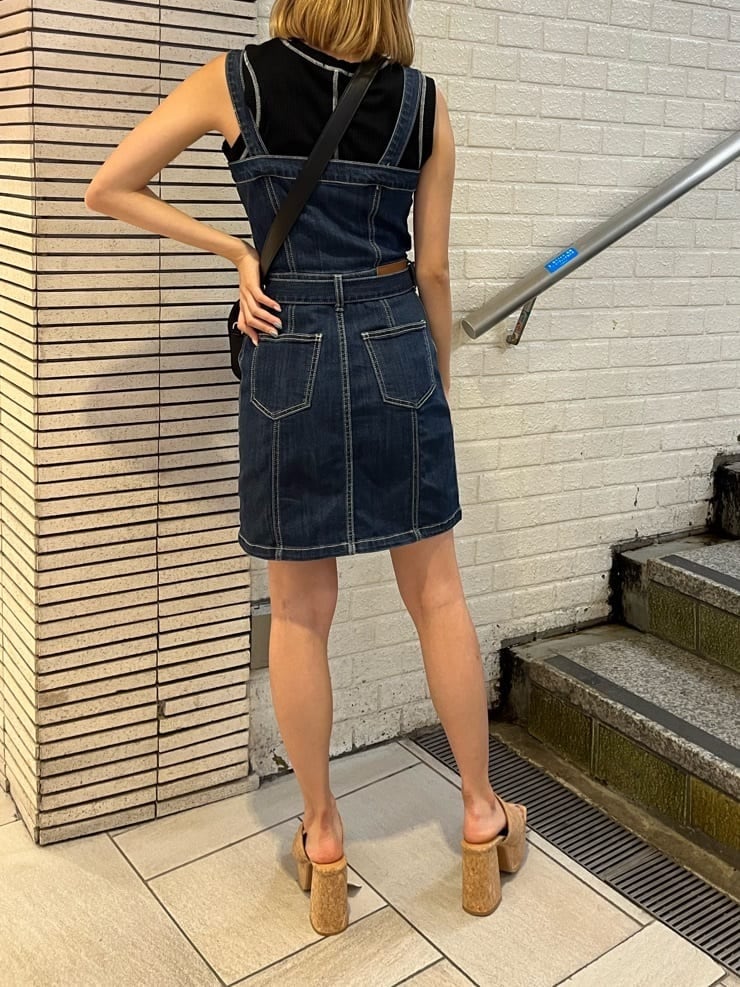 ブルー系のジャンパースカート、その他のサンダル、ブラック系のTシャツ/カットソーを着用したレディースの夏コーディネートの4枚目の写真