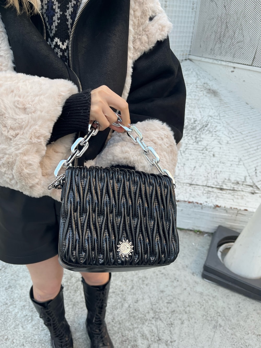 ブラック系のニット/セーター、ベージュ系のその他パンツ、ブラック系のブーツを着用したレディースの冬コーディネートの9枚目の写真