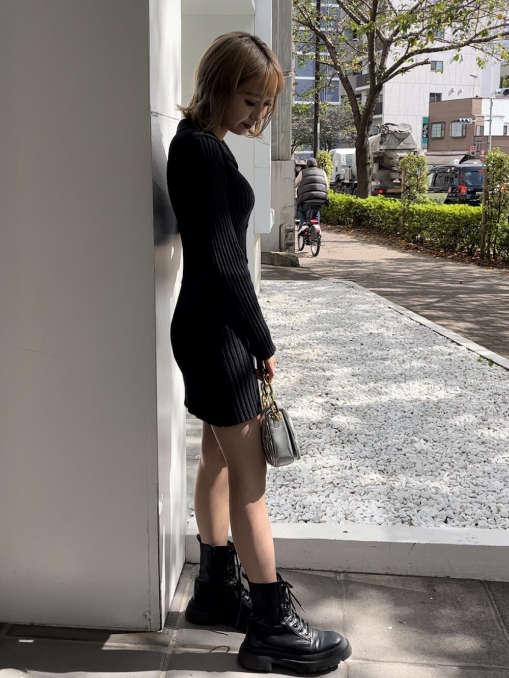 ブラック系のワンピース、シルバー系のショルダーバッグ、ホワイト系のブーツを着用したレディースの秋コーディネートの6枚目の写真