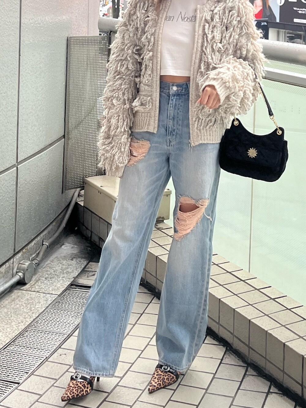 その他のパンプス、ホワイト系のブルゾン、ホワイト系のTシャツ/カットソーを着用したレディースの秋コーディネートの6枚目の写真