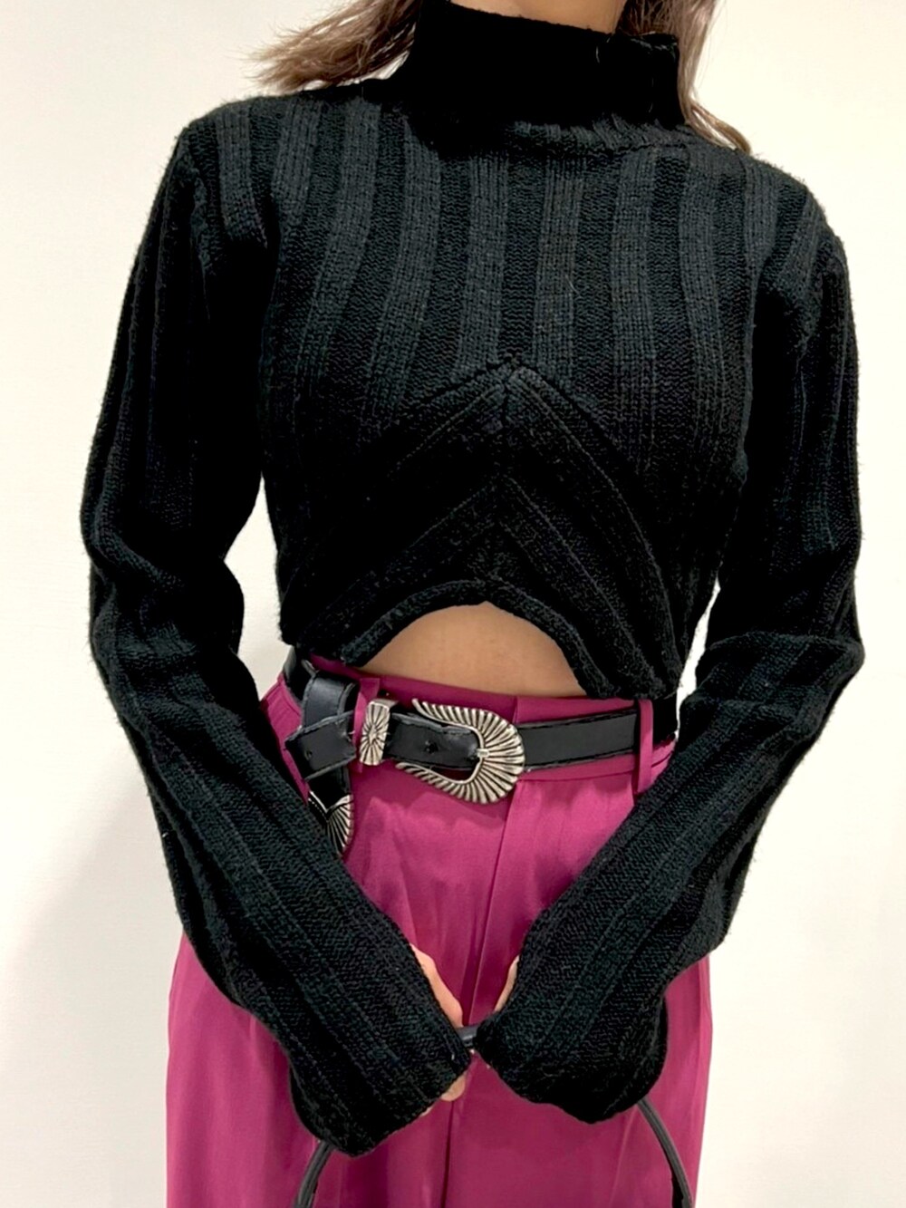 ブラック系のニット/セーター、パープル系のスラックス、ブラック系のハンドバッグを着用したレディースの秋コーディネートの5枚目の写真