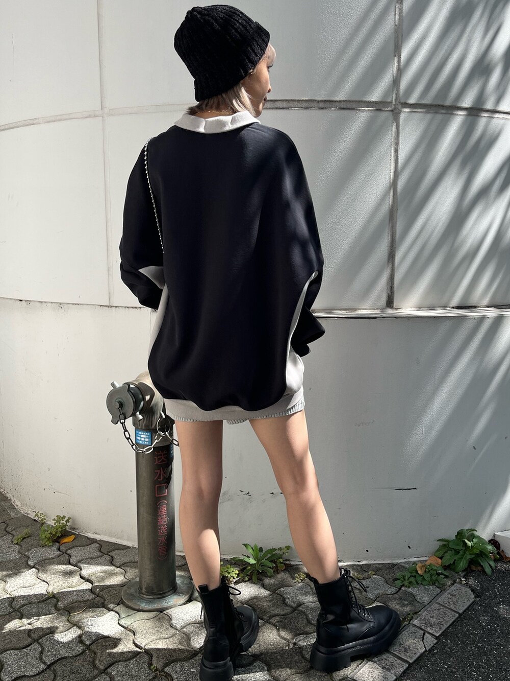ブラック系のショルダーバッグ、グレー系のその他パンツ、ブラック系のスウェットを着用したレディースの秋コーディネートの4枚目の写真