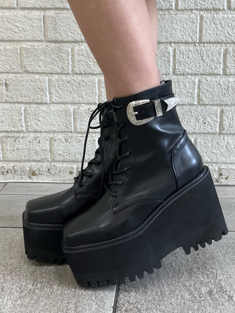 ブルー系のデニムジャケット、ブラック系のハンドバッグ、ブルー系のデニムパンツを着用したレディースの冬コーディネートの9枚目の写真