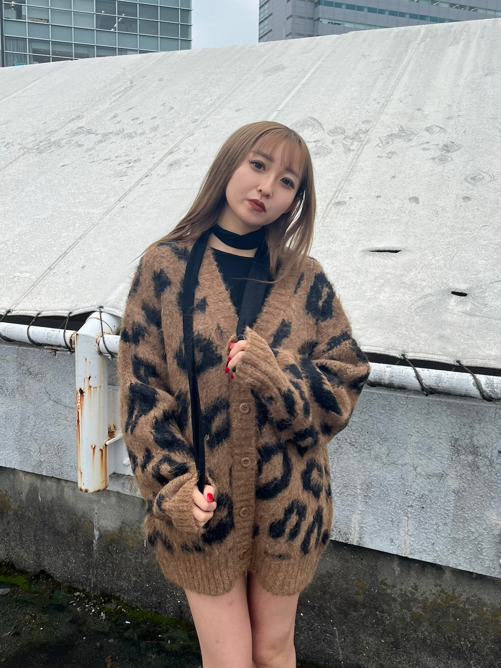 ブラウン系のニット/セーター、ブラック系のTシャツ/カットソー、ブラック系のその他パンツを着用したレディースの秋コーディネートの4枚目の写真