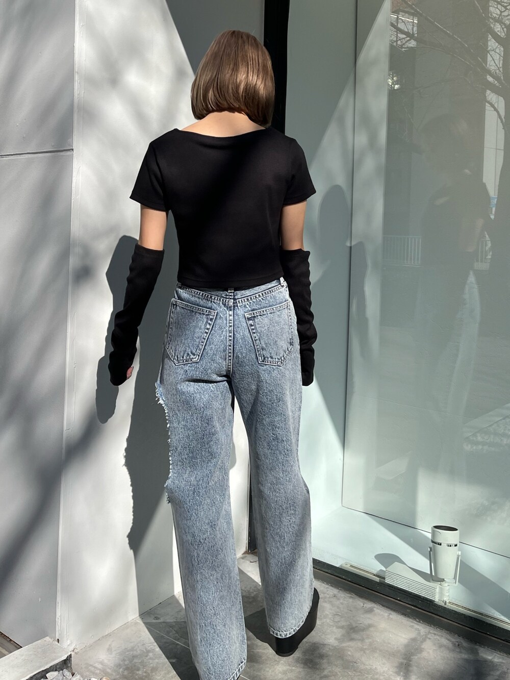 ブルー系のデニムパンツ、ブラック系のTシャツ/カットソーを着用したレディースの春コーディネートの3枚目の写真