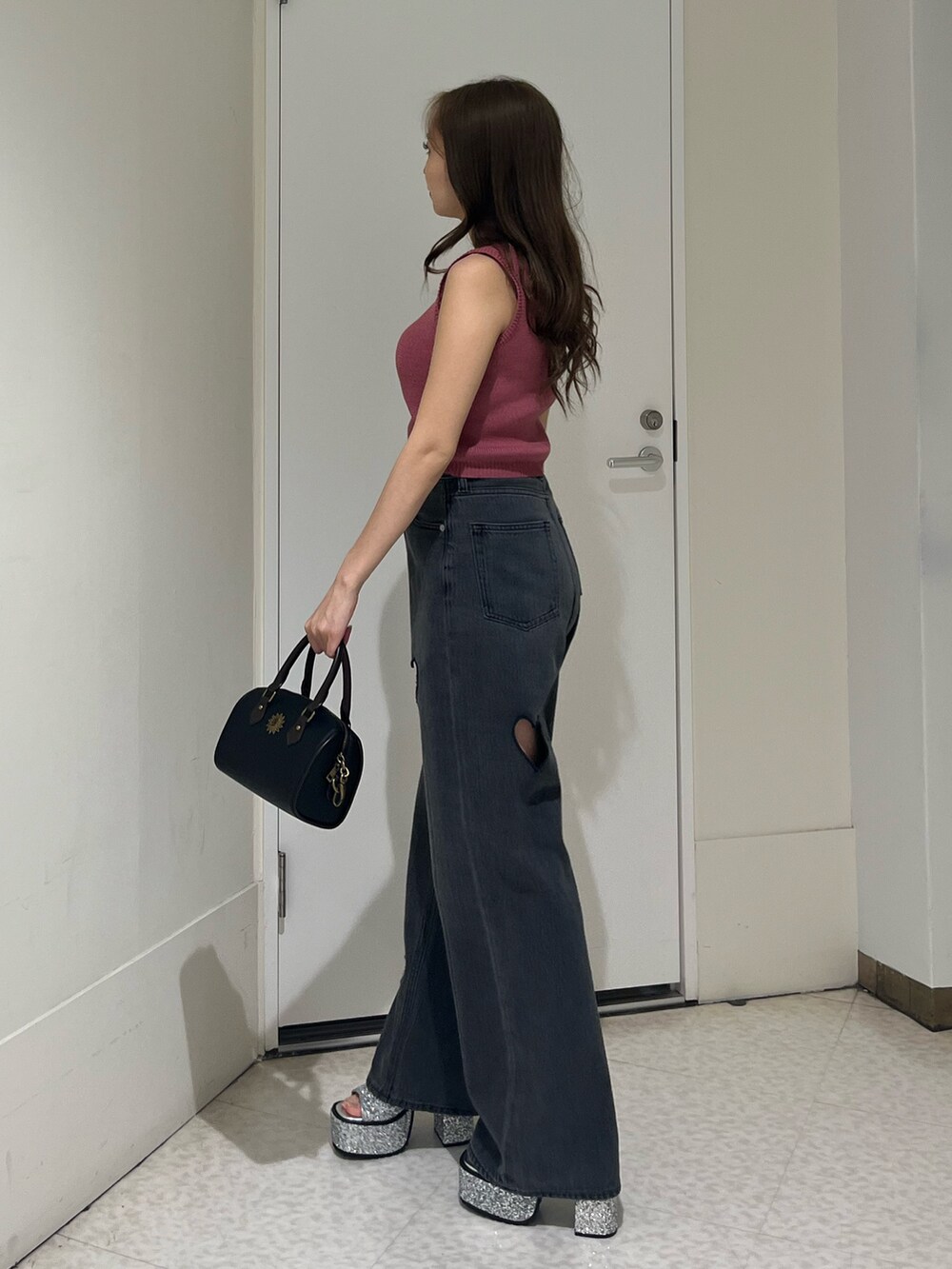 シルバー系のサンダル、ブラック系のデニムパンツ、その他のショルダーバッグを着用したレディースの夏コーディネートの3枚目の写真