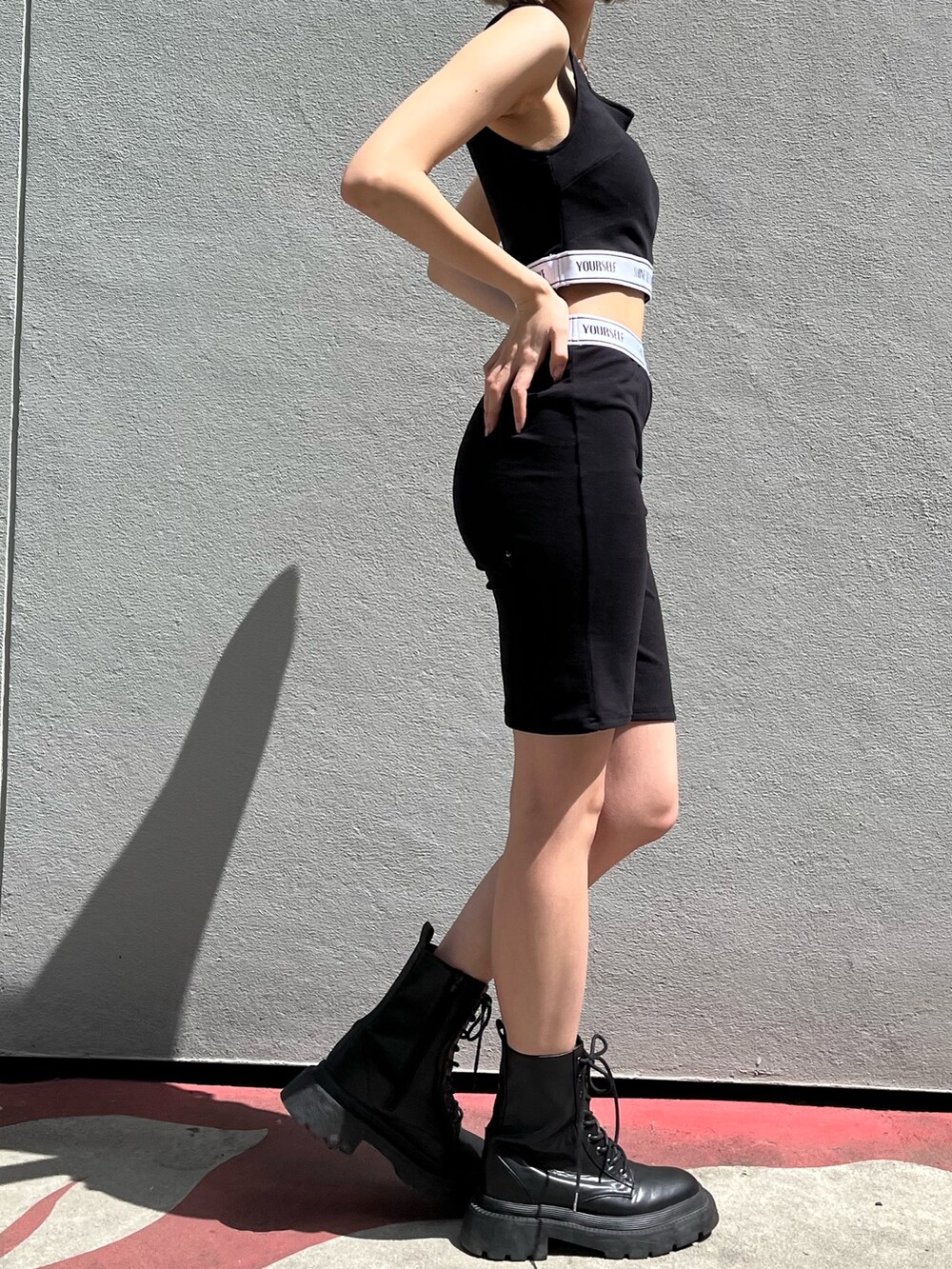 ブラック系のその他パンツ、ホワイト系のブーツ、ブラック系のキャミソールを着用したレディースの春コーディネートの5枚目の写真