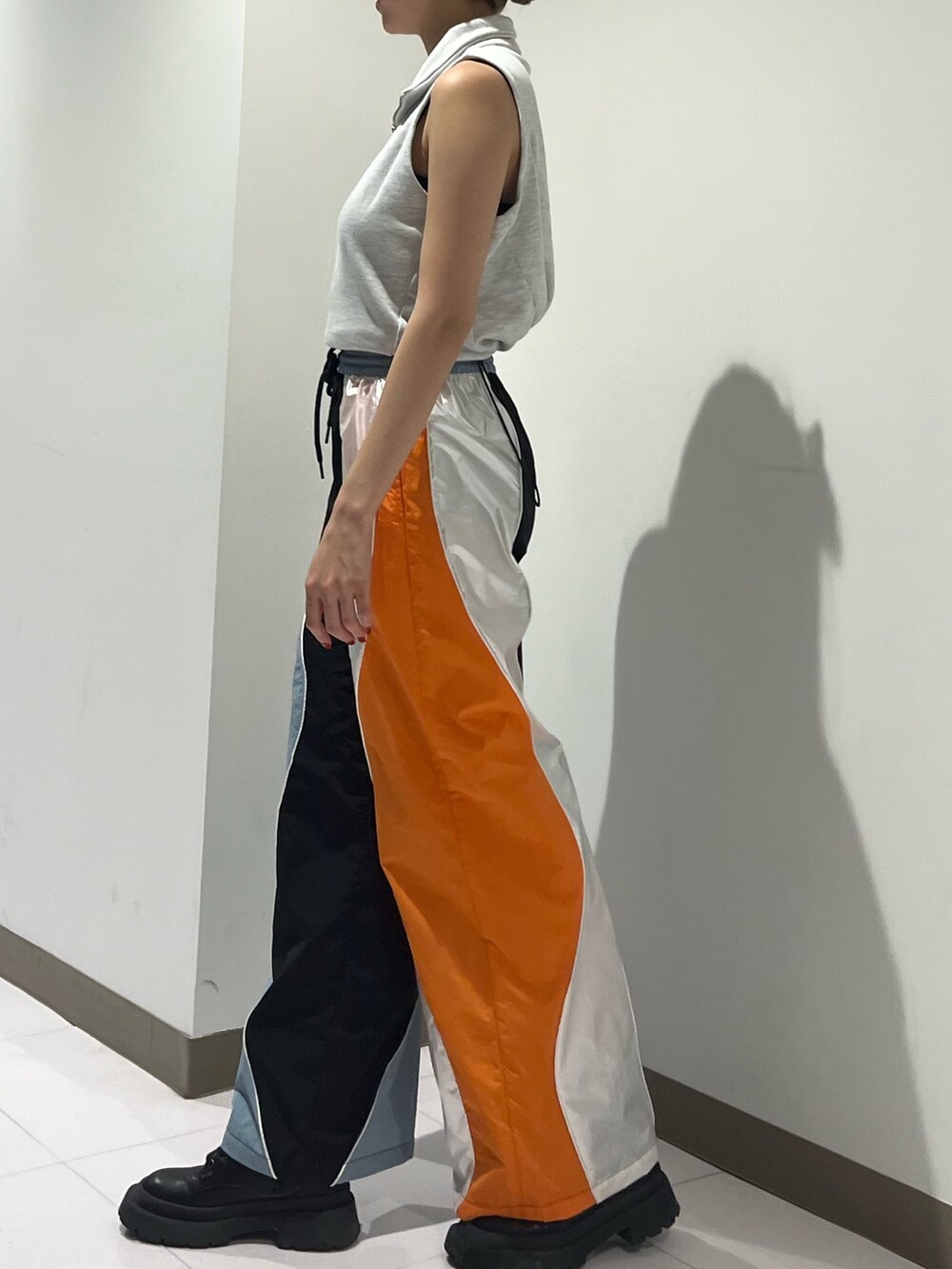 グレー系のTシャツ/カットソー、ブラック系のその他パンツ、シルバー系のブーツを着用したレディースの夏コーディネートの4枚目の写真