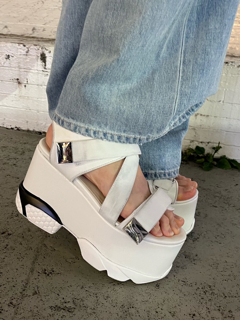 ブラック系のワンピース、ブラック系のショルダーバッグ、ホワイト系のサンダルを着用したレディースの夏コーディネートの9枚目の写真