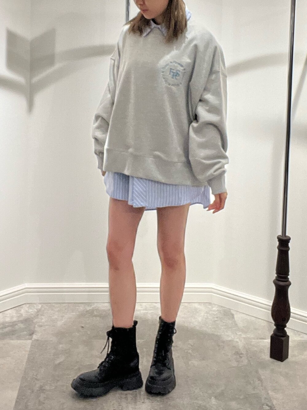 ホワイト系のシャツ/ブラウス、ホワイト系のスウェット、シルバー系のブーツを着用したレディースの春コーディネートの2枚目の写真