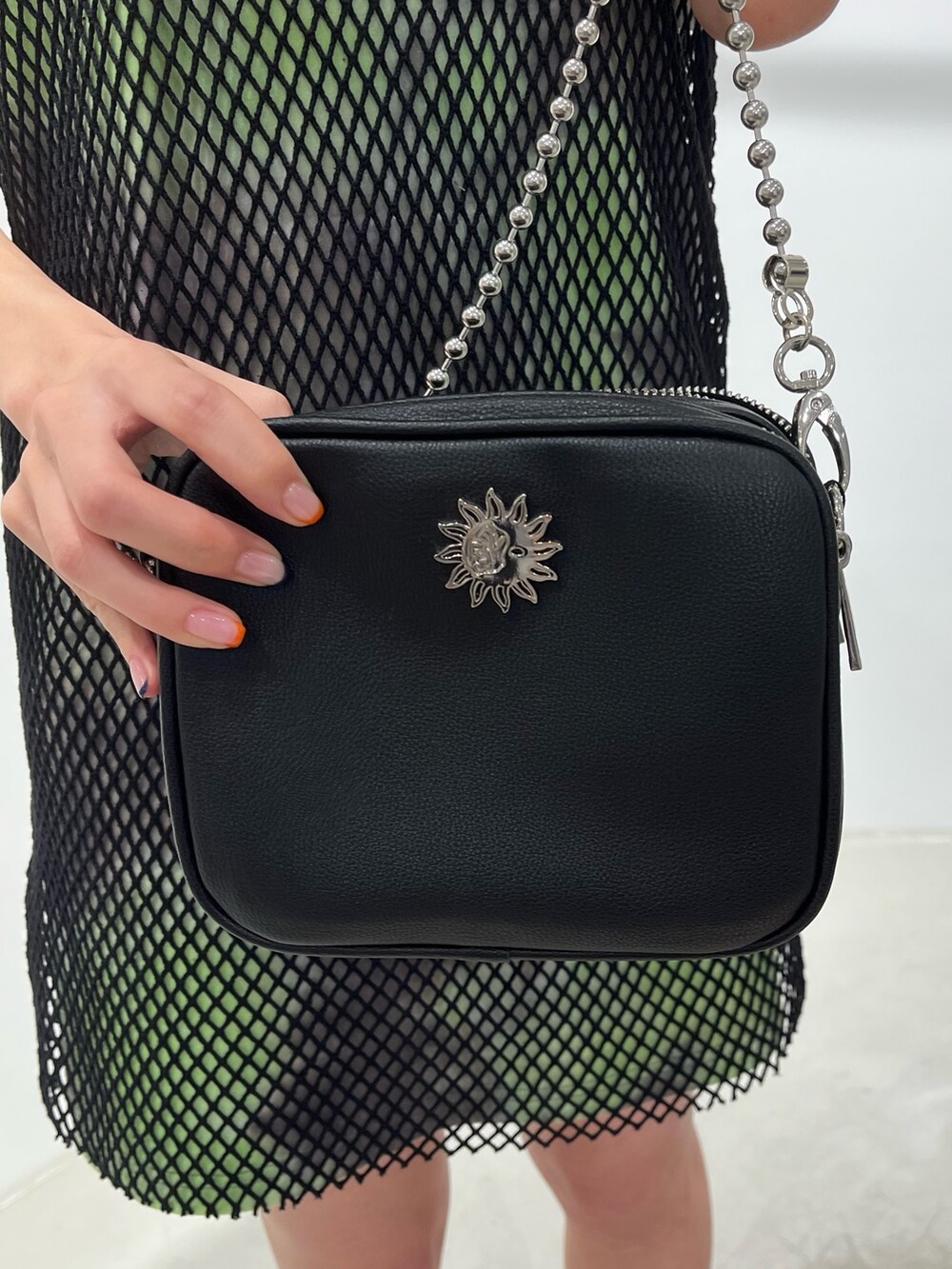 グリーン系のワンピース、ブラック系のサンダル、ブラック系のショルダーバッグを着用したレディースの春コーディネートの6枚目の写真