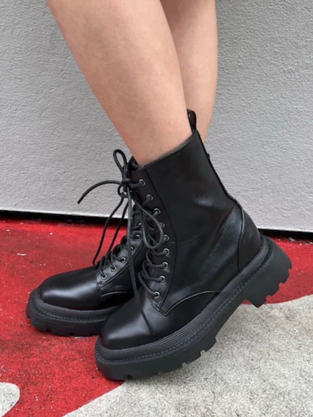 ブルー系のワンピース、グリーン系のテーラードジャケット、ホワイト系のブーツを着用したレディースの春コーディネートの8枚目の写真