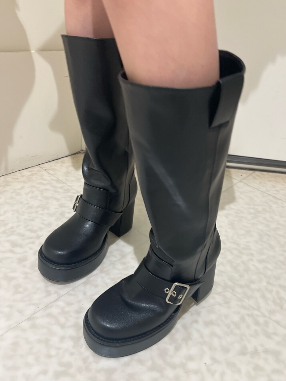 グリーン系のシャツ/ブラウス、ホワイト系のショルダーバッグ、ブラック系のブーツを着用したレディースの春コーディネートの7枚目の写真