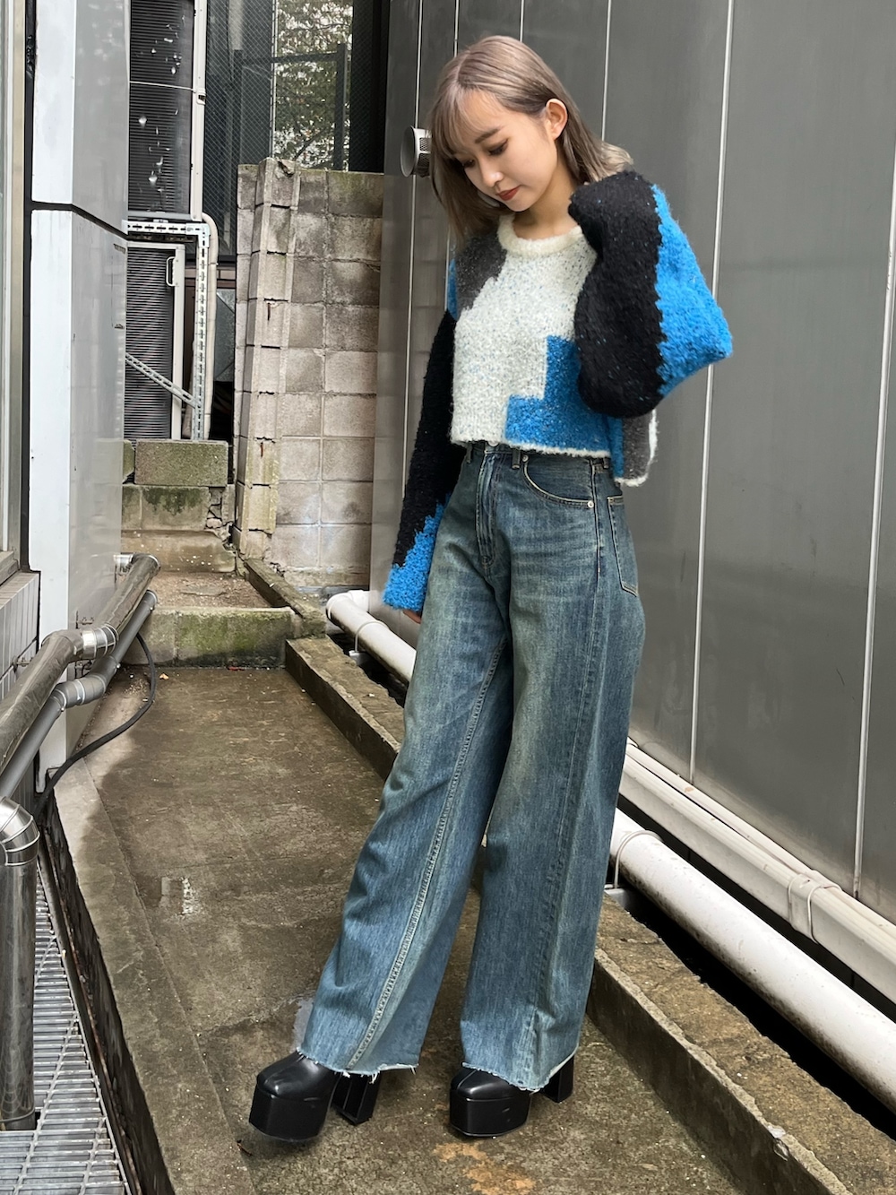 ブルー系のデニムパンツ、ブルー系のニット/セーターを着用したレディースの冬コーディネートの2枚目の写真