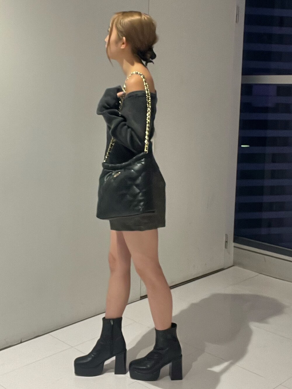 ブラック系のショルダーバッグ、ブルー系のニット/セーター、グレー系のその他パンツを着用したレディースの秋コーディネートの2枚目の写真