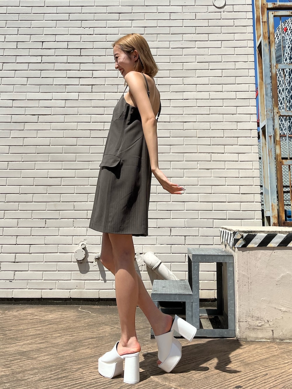 グリーン系のワンピース、ホワイト系のサンダルを着用したレディースの夏コーディネートの5枚目の写真