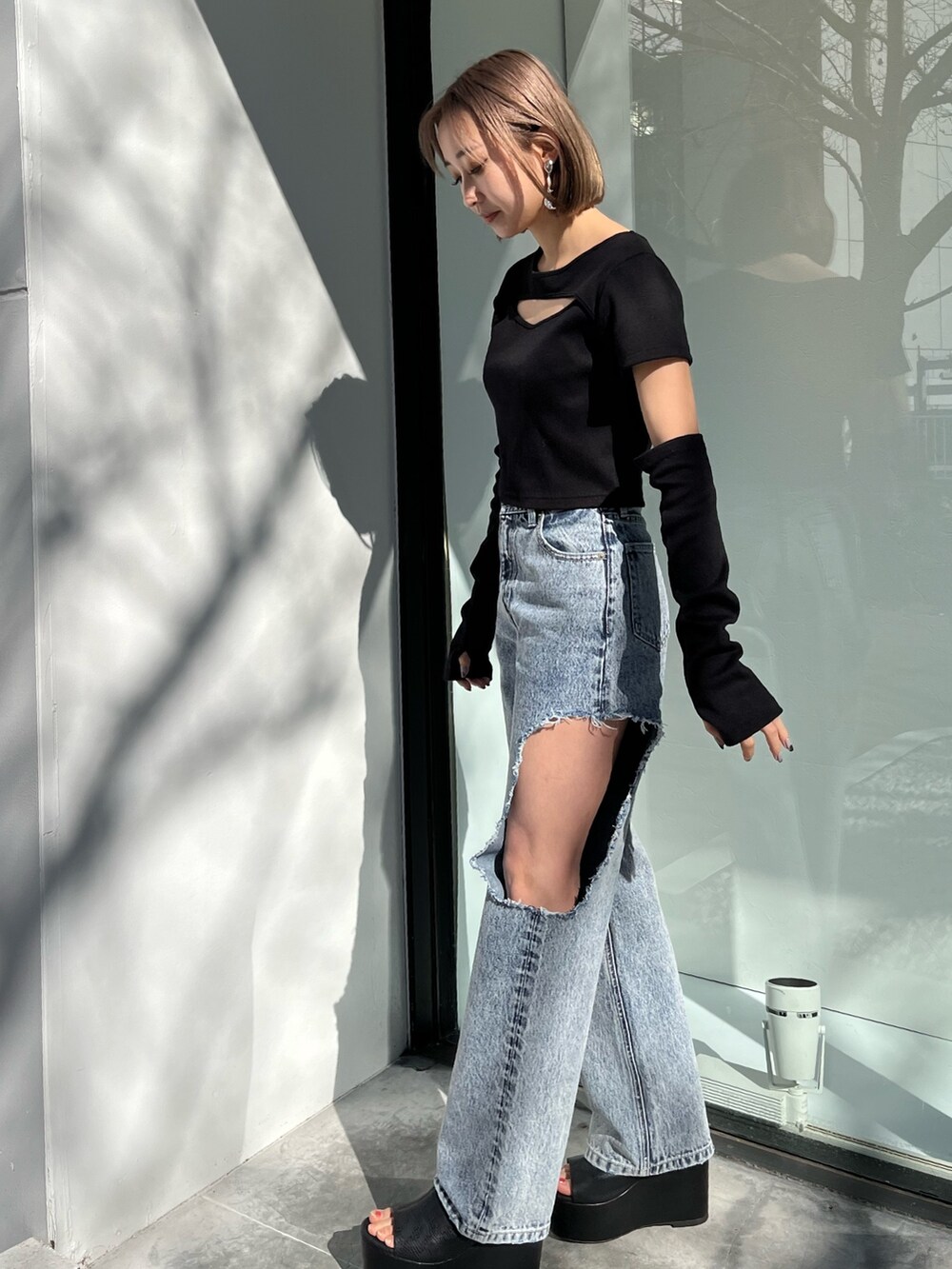 ブルー系のデニムパンツ、ブラック系のTシャツ/カットソーを着用したレディースの春コーディネートの2枚目の写真